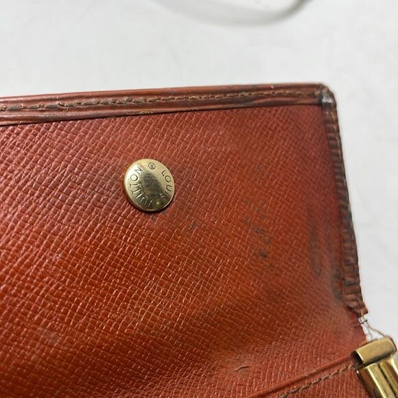 Authentic Louis Vuitton Epi Leather 6 Key Wallet - Picture 11 of 12